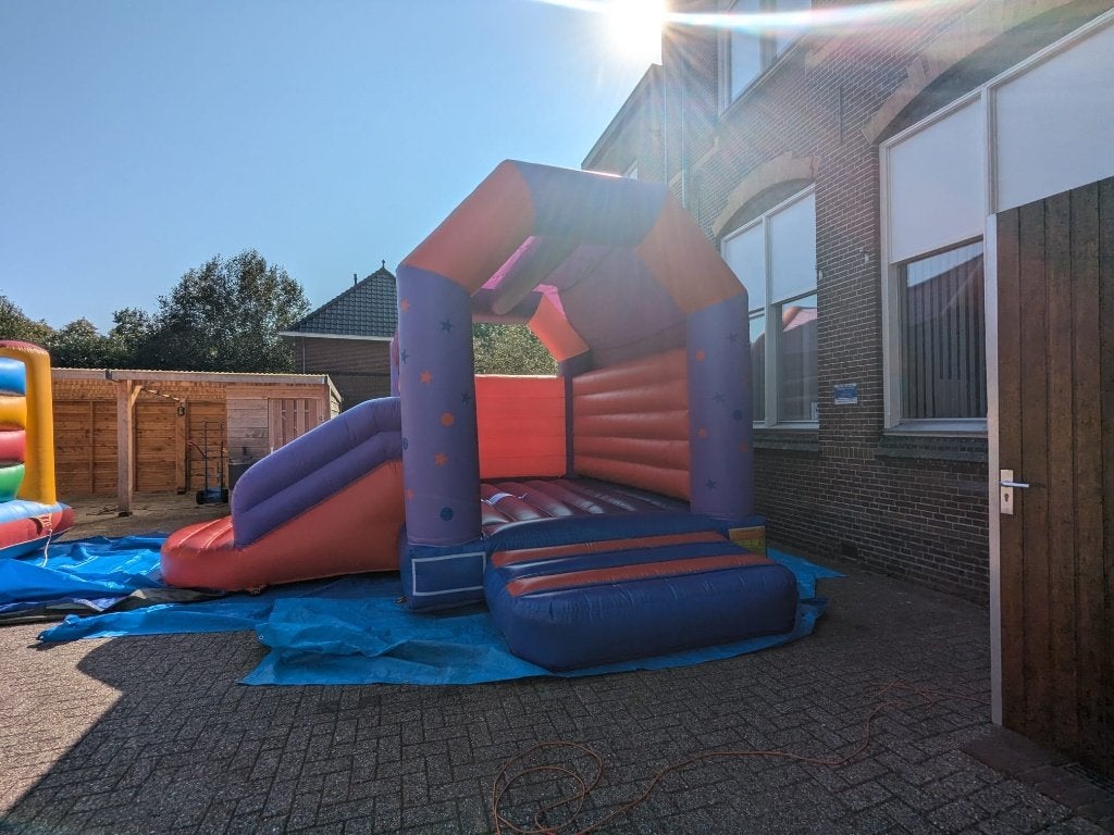 Springkussen te huur 5 bij 5,5 meter met Glijbaan, Ophalen, Zo goed als nieuw, Overige
