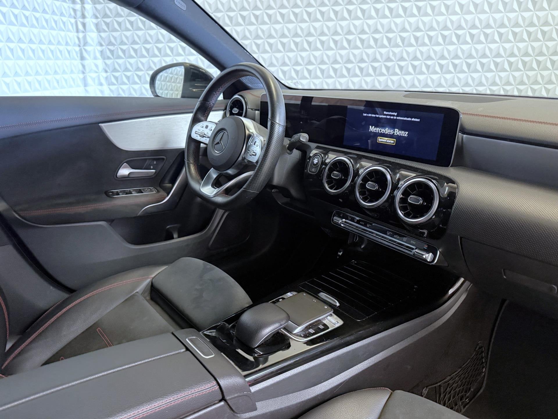 Mercedes-Benz CLA-klasse 180 d Launch Edition *EX BPM* (2019, Gebruikt, 4 cilinders, 116 pk, Zwart