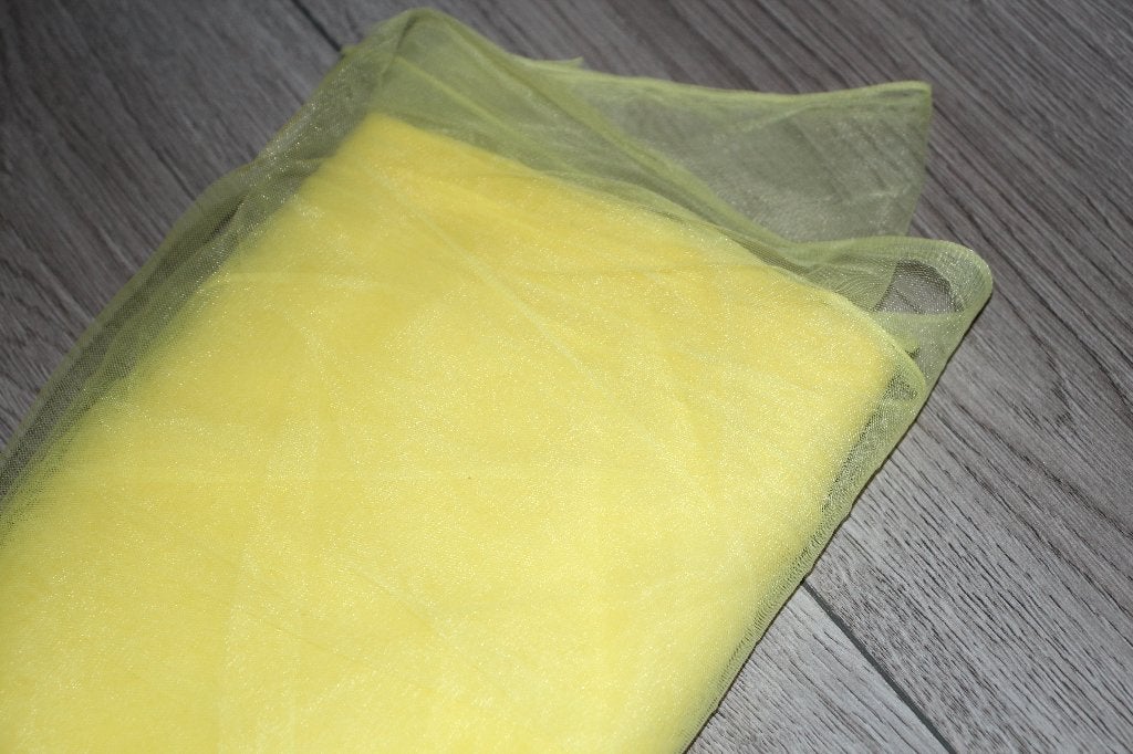 Soepele tule/ mesh - licht geel #2529 €2p/m, Overige materialen, 120 cm of meer, Geel, Ophalen of Verzenden
