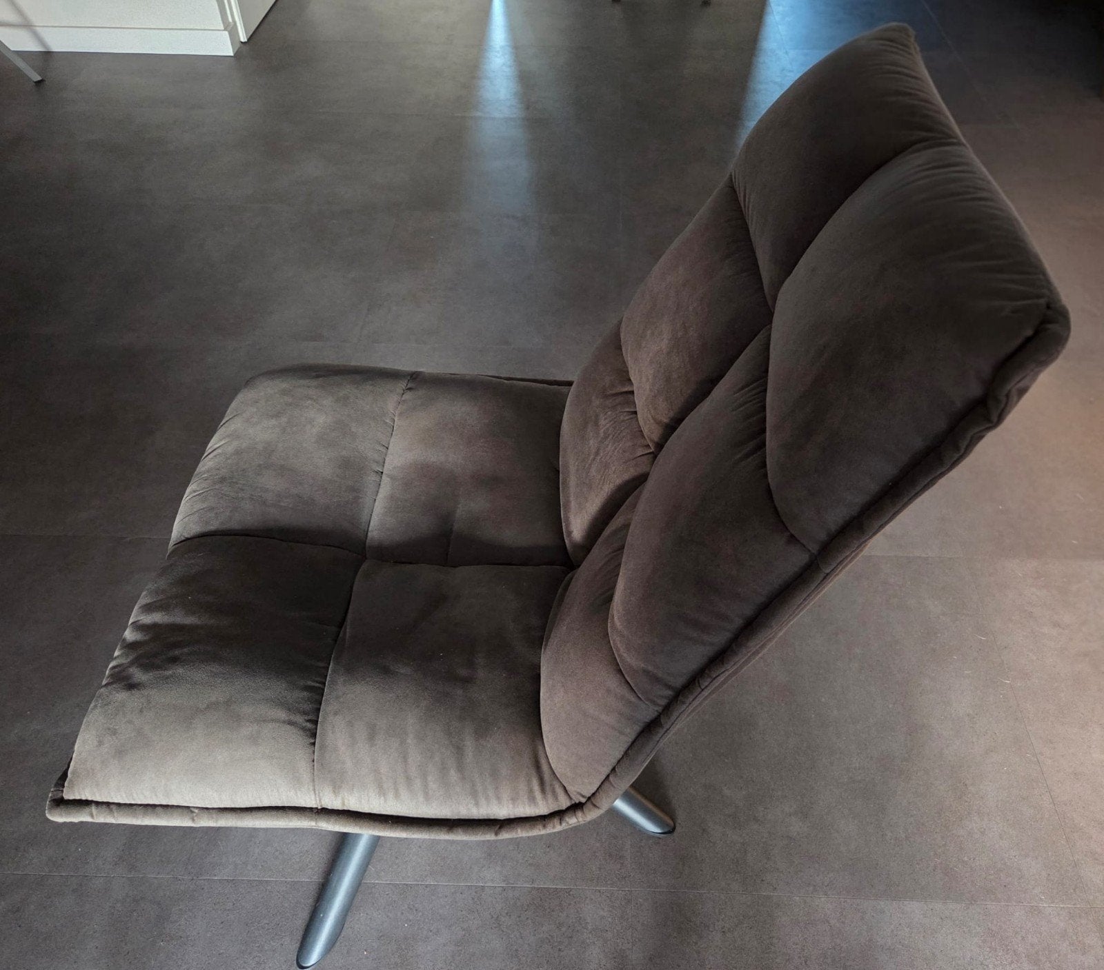 Comfortabele grijze fauteuil - Zo goed als nieuw, Huis en Inrichting, Stoelen, Zo goed als nieuw, Eén, Metaal, Stof, Grijs, Ophalen