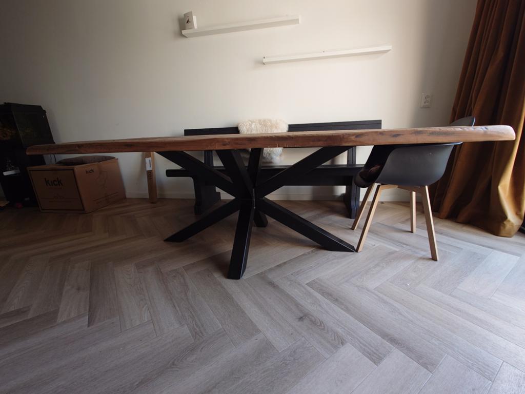 Robuuste houten eettafel met metalen spinpoot, Huis en Inrichting, Overige houtsoorten, Gebruikt, Ophalen of Verzenden, 150 tot 200 cm