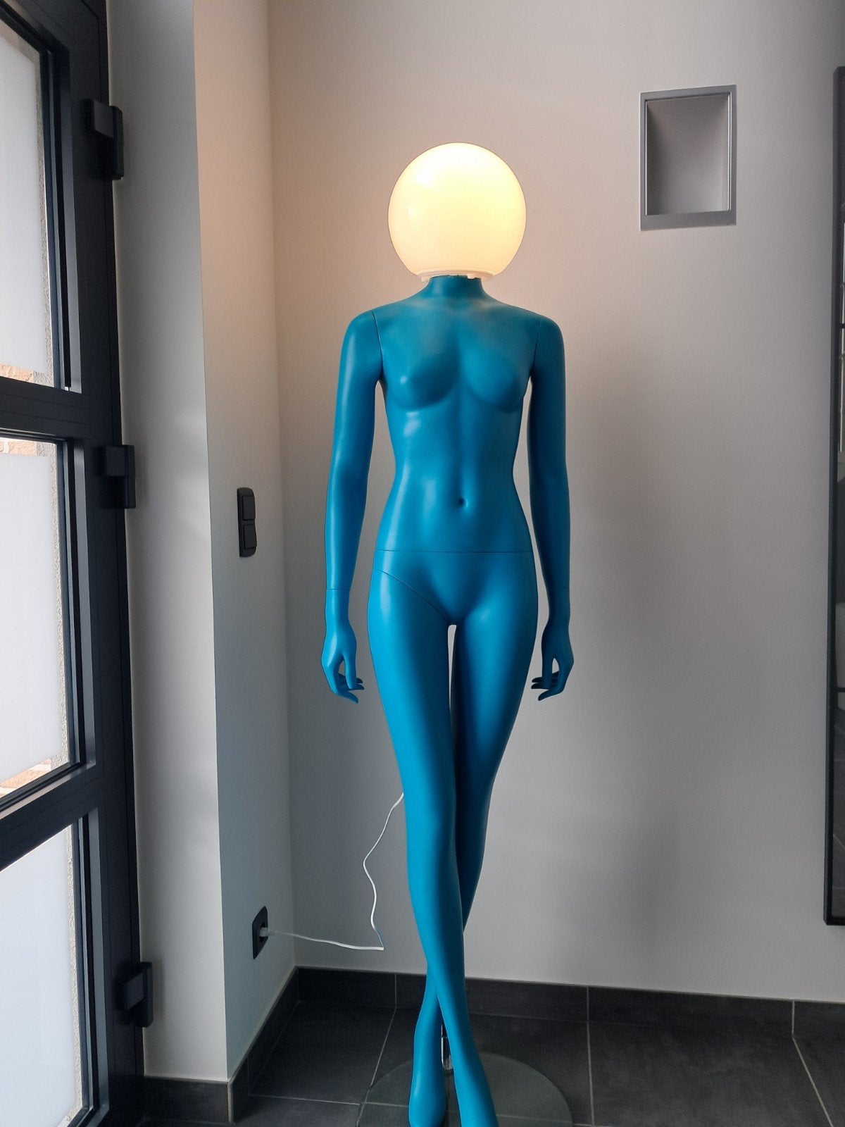Unieke Mannequin Vloerlamp - Turquoise met Bolvormige Lamp, Huis en Inrichting, Ophalen of Verzenden, Gebruikt