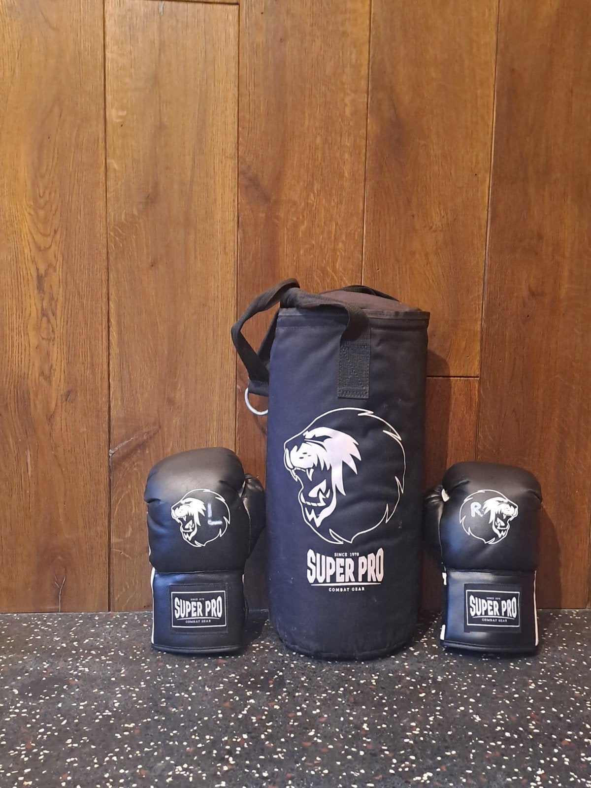 Super Pro Boksbal en Handschoenen - Zo goed als nieuw, Sport en Fitness, Vechtsporten en Zelfverdediging, Maat XS of kleiner, Ophalen of Verzenden