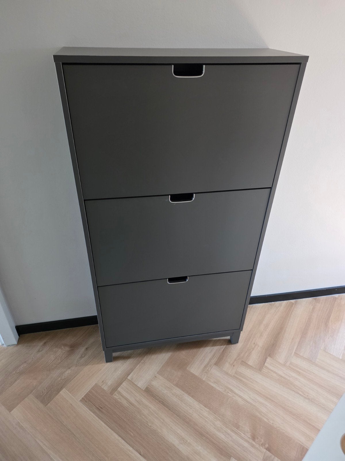 Grijze schoenenkast, Ophalen