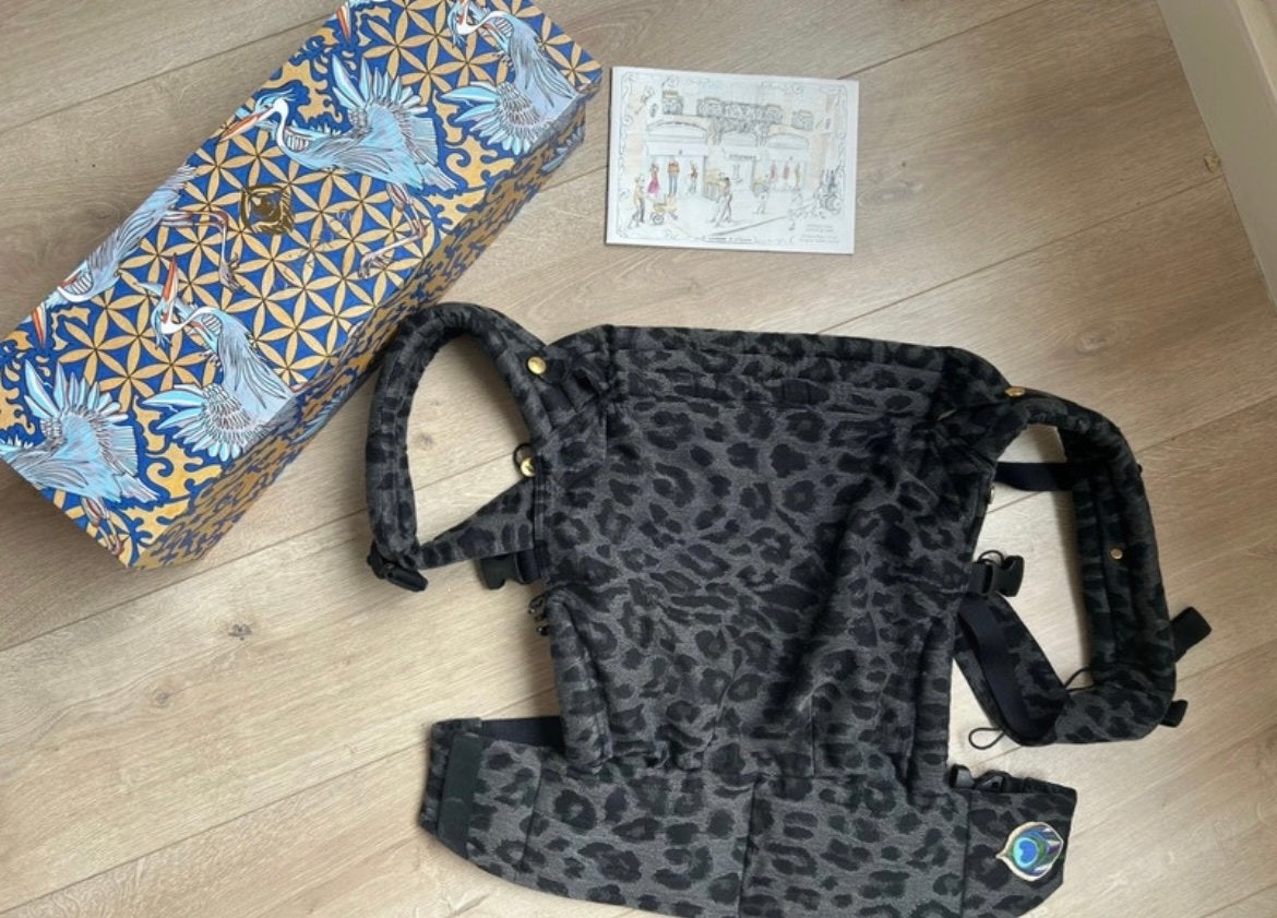 Artipoppe Draagzak Leopard Grey - Newborn tot Peuter, Buik of Rug, Zo goed als nieuw, Draagzak, Ophalen