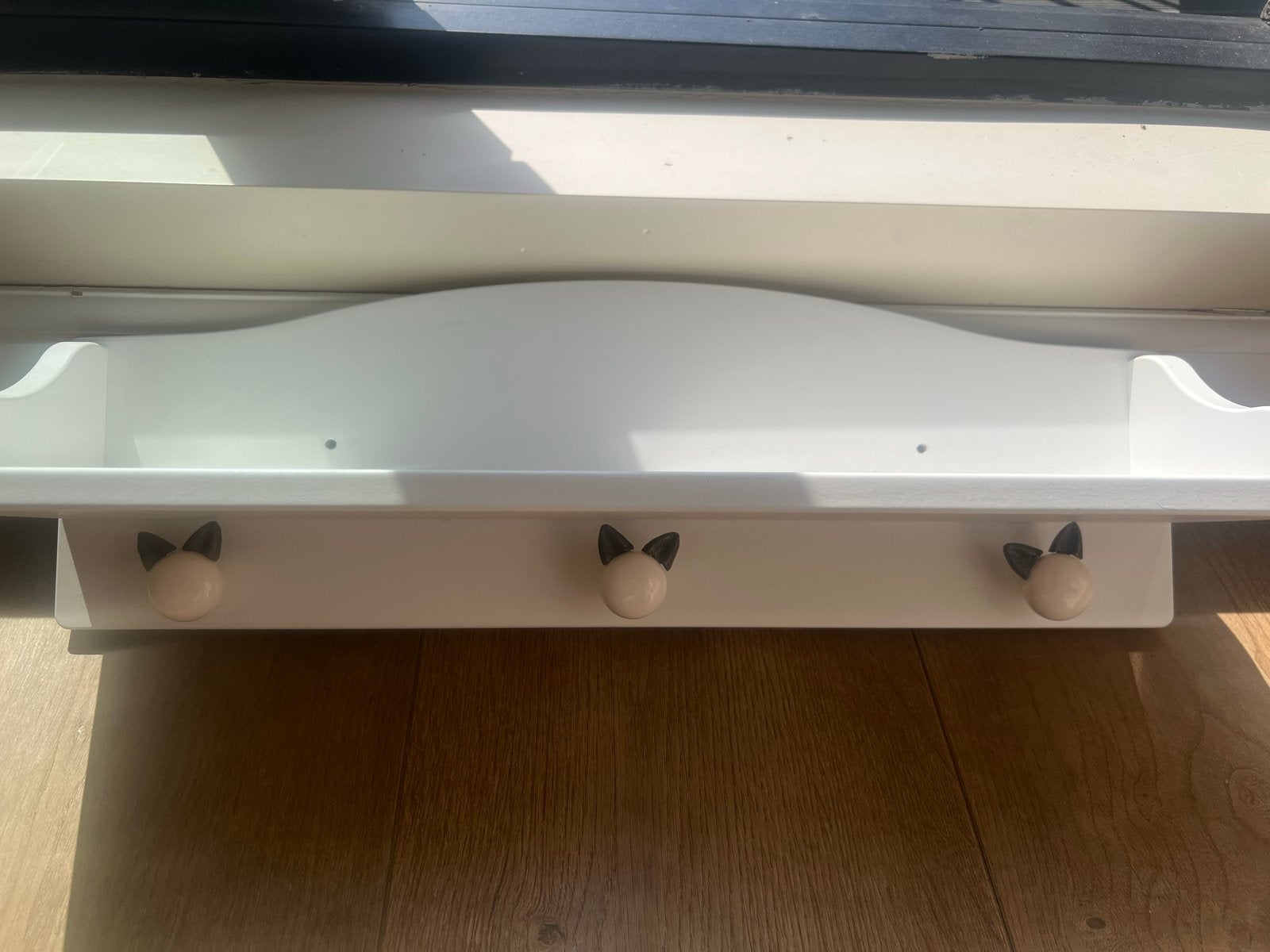 Wit wandplankje met kattenhaken, Huis en Inrichting, Ophalen, Gebruikt, Hout, Wandkapstok