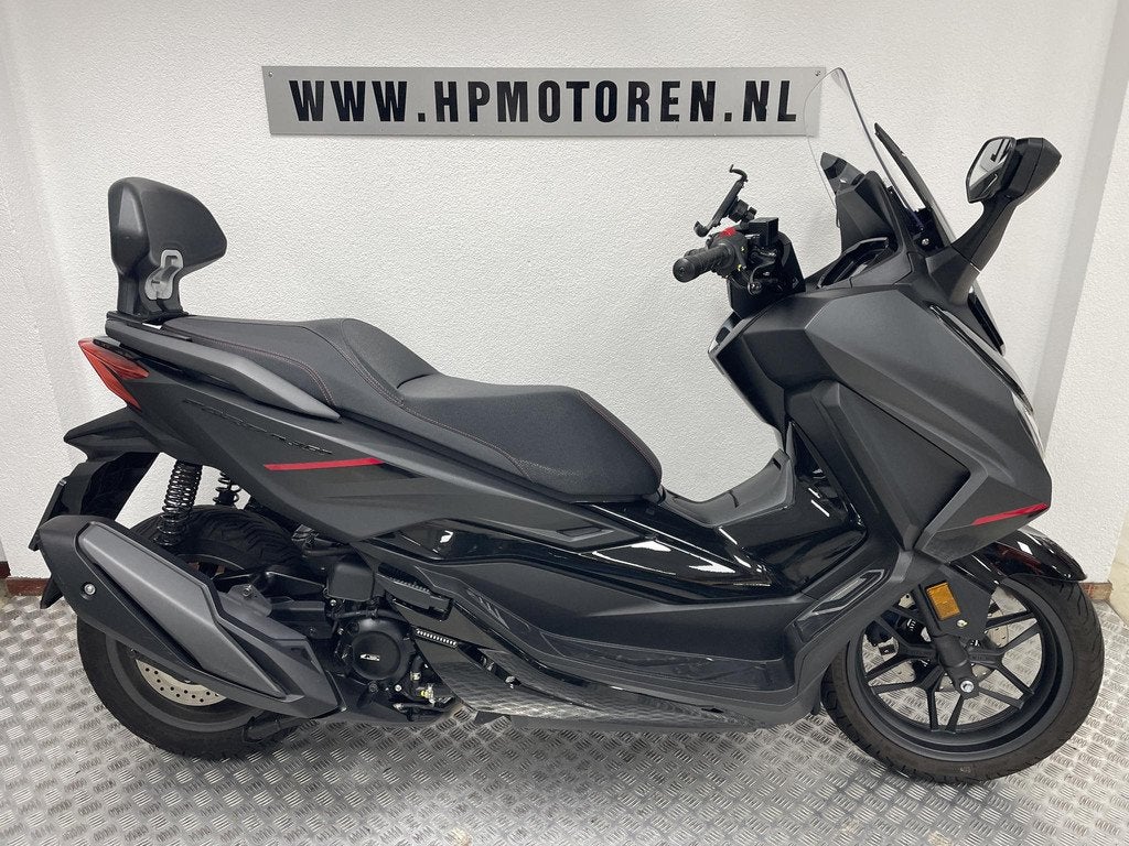 Honda FORZA 350 SE ABS TC ESP + NSS 350 A FABRIEKGARANTI, Rivium Boulevard 222-11
2909 LK  Capelle aan den Ijssel, NL, Bedrijf