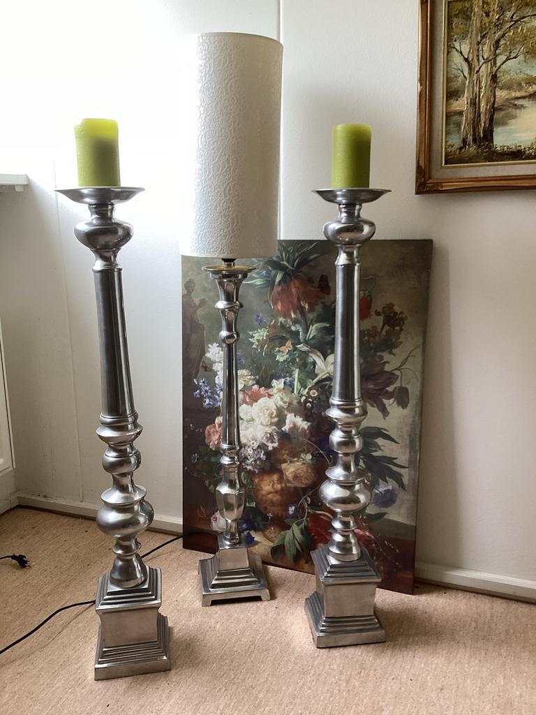 Set van 2 grote zilverkleurige kandelaars en lamp, Antiek en Kunst, Antiek | Kandelaars, Overige materialen, Ophalen