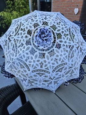 Prachtige vintage bruiloft kanten parasol met houten handvat, Antiek en Kunst, Curiosa en Brocante, Ophalen of Verzenden