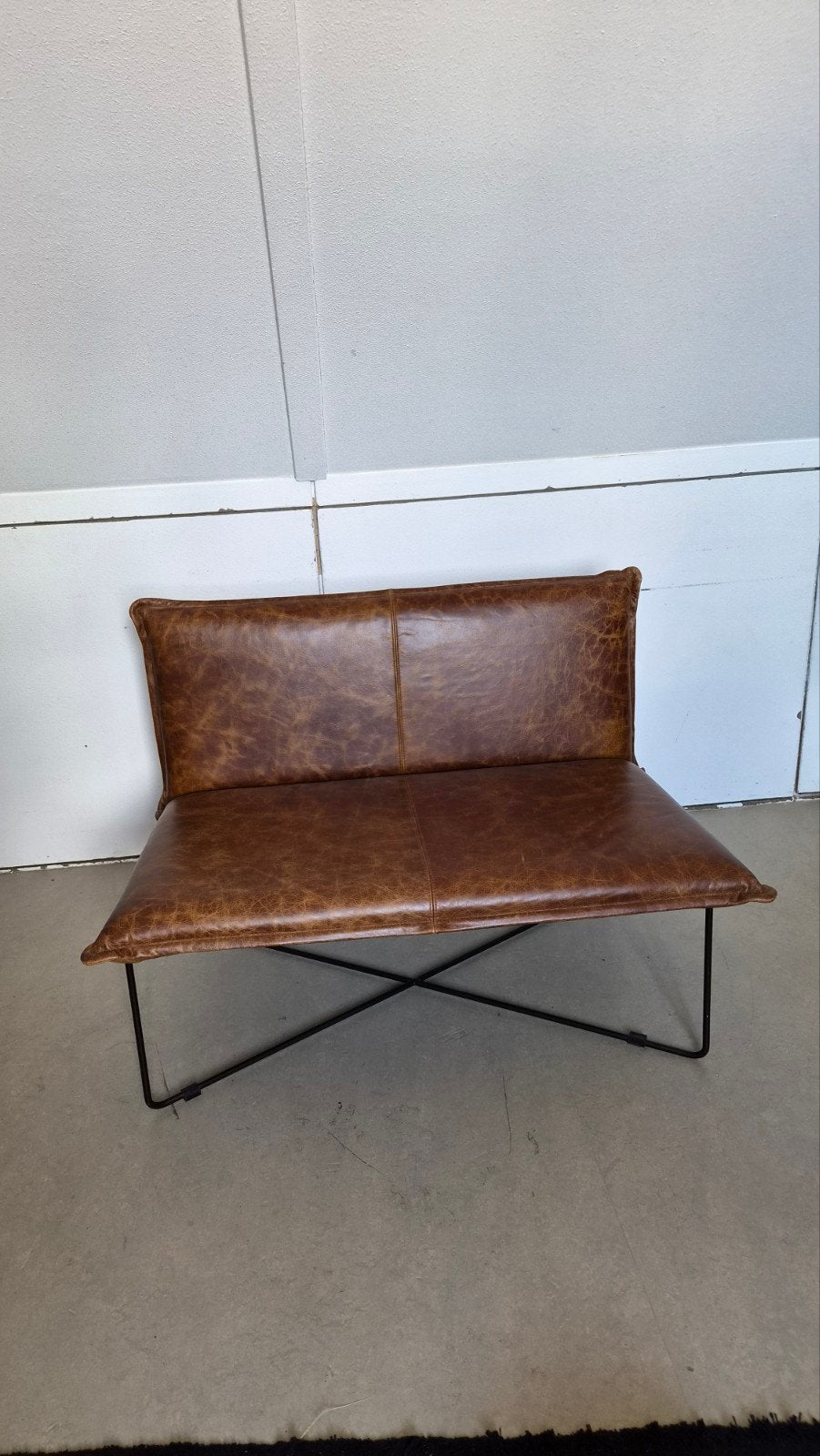 Leren bankje/stoel met metalen onderstel, Ophalen, Gebruikt, Bruin, Industrieel, Vintage