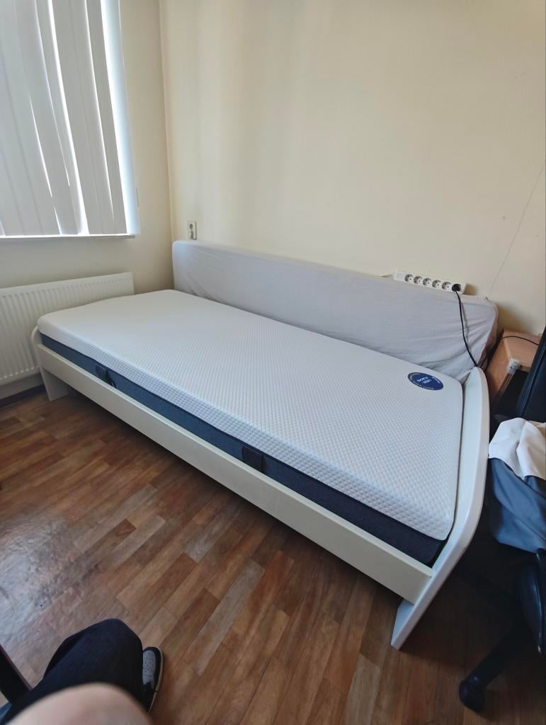 Gratis ophalen. Bedframe / kledingkast, Ophalen of Verzenden