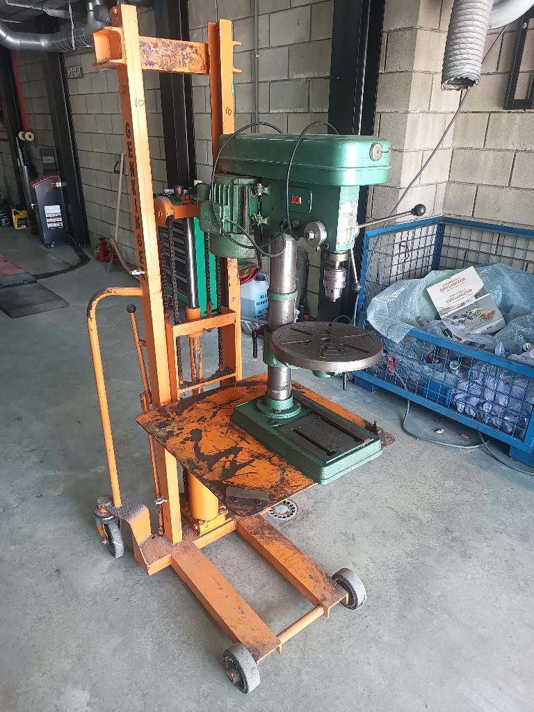 Kolomboor op instelnaar statief, Doe-het-zelf en Verbouw, Gereedschap | Boormachines, Ophalen, Gebruikt, Kolomboormachine