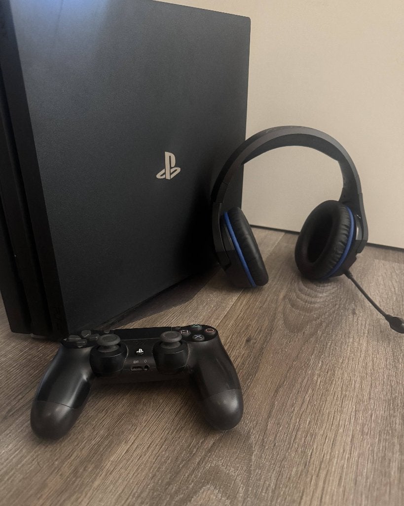 PS4 Pro 1TB + controller + HyperX headset + 12 games, Ophalen, Met games, Zo goed als nieuw, 1 TB