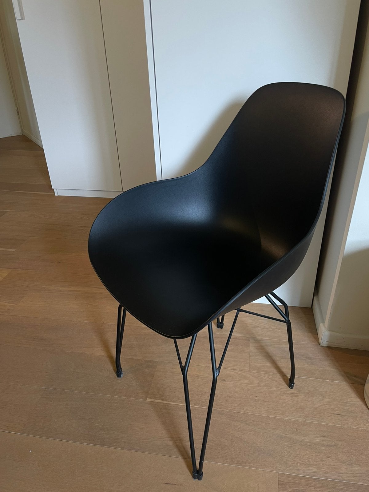Twee zwarte kuipstoelen metalen frame, Huis en Inrichting, Stoelen, Ophalen, Twee, Zwart, Zo goed als nieuw