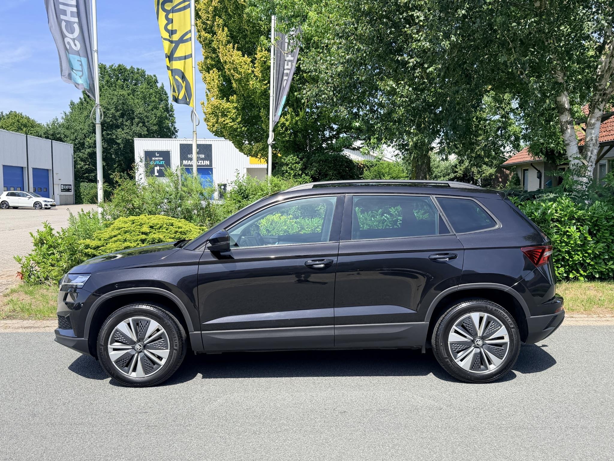 Skoda Karoq 1.5 TSI ACT 150PK DSG Trekhaak•Navi, Auto's, Stof, 4 cilinders, Zwart, Karoq