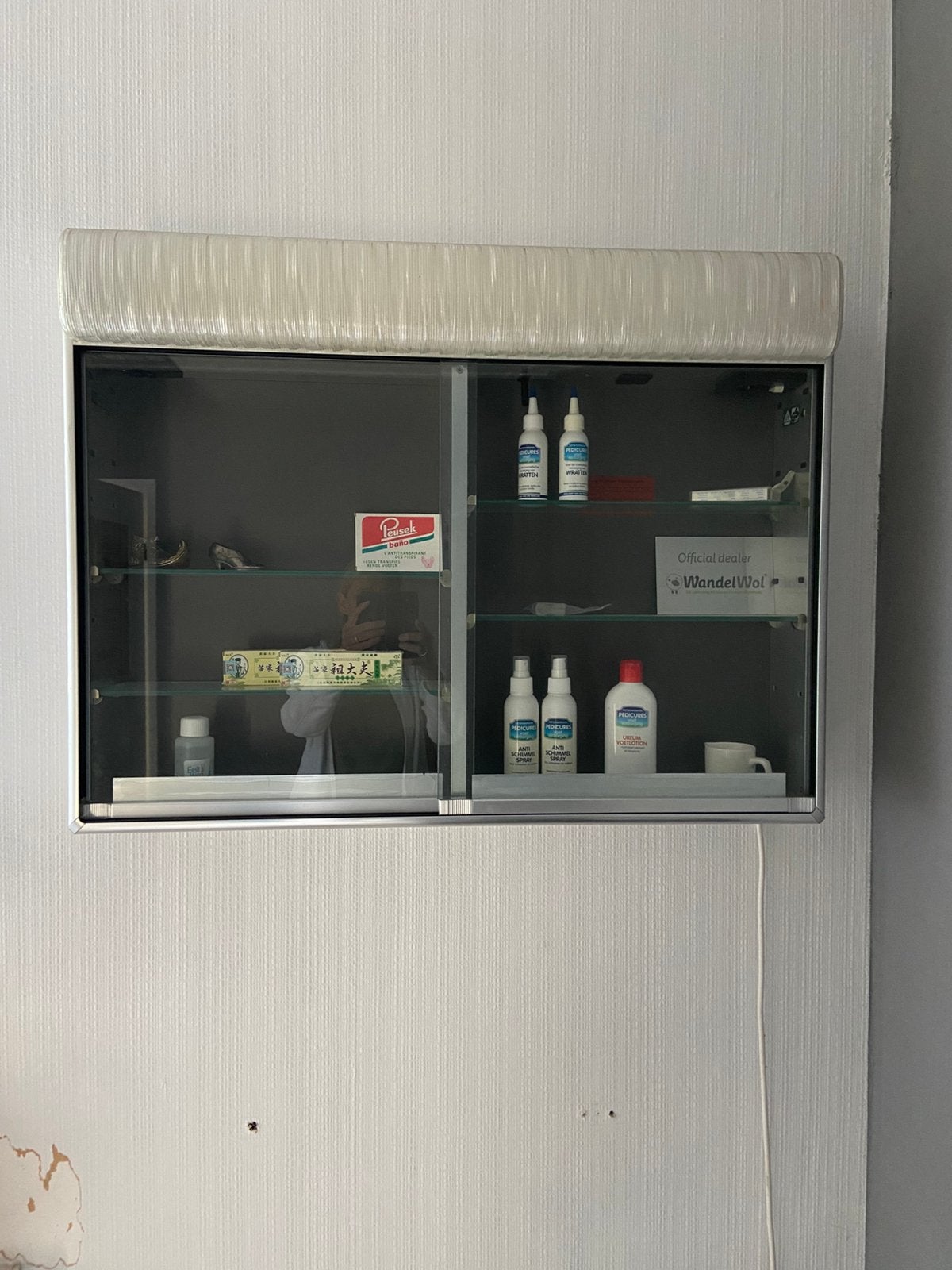 Wand vitrinekastje, Ophalen