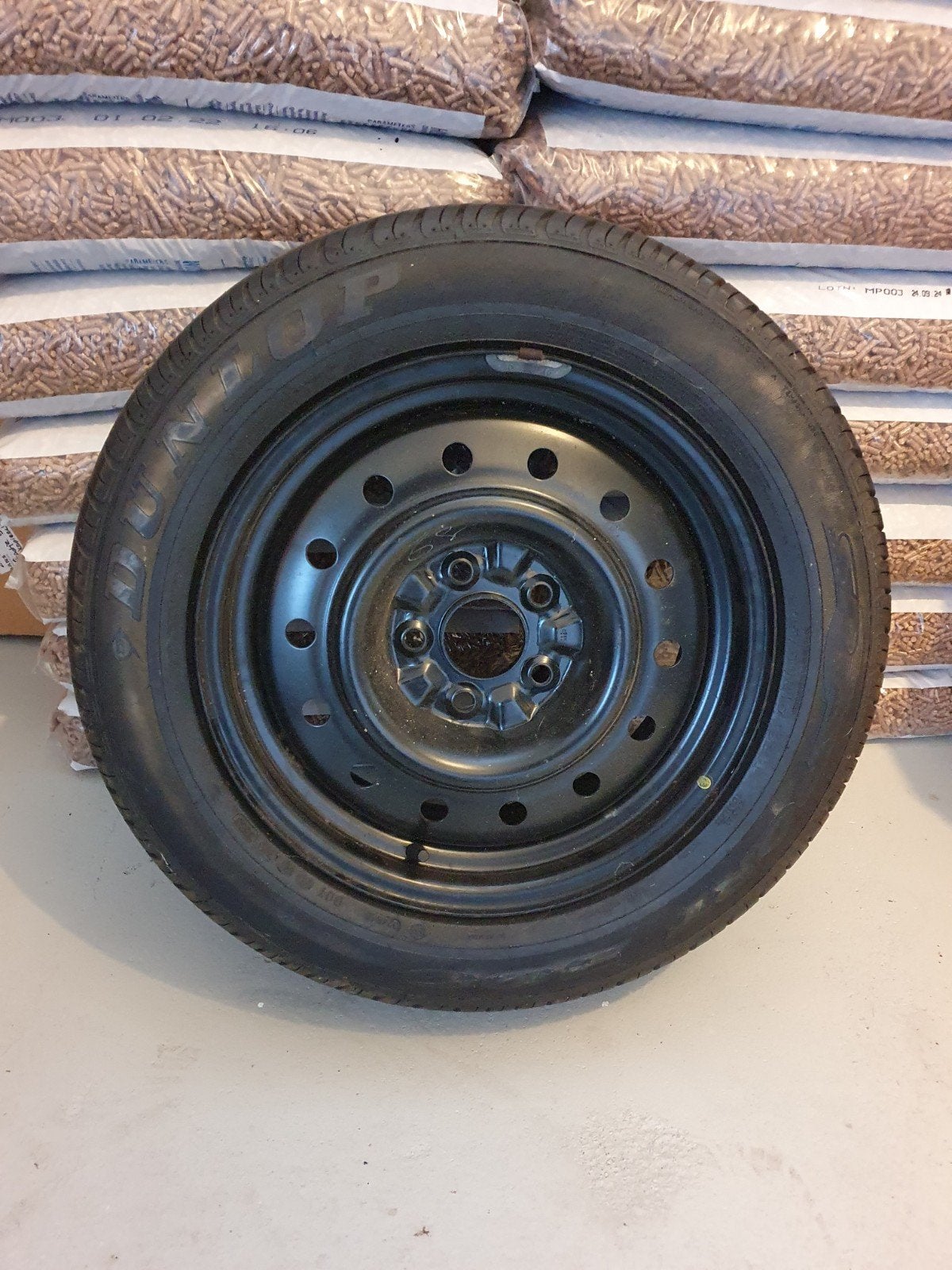 Nissan 16 inch stalen velg met Dunlop 205/60 R16 band, Auto-onderdelen, Ophalen, 16 inch, Banden en Velgen, Nieuw