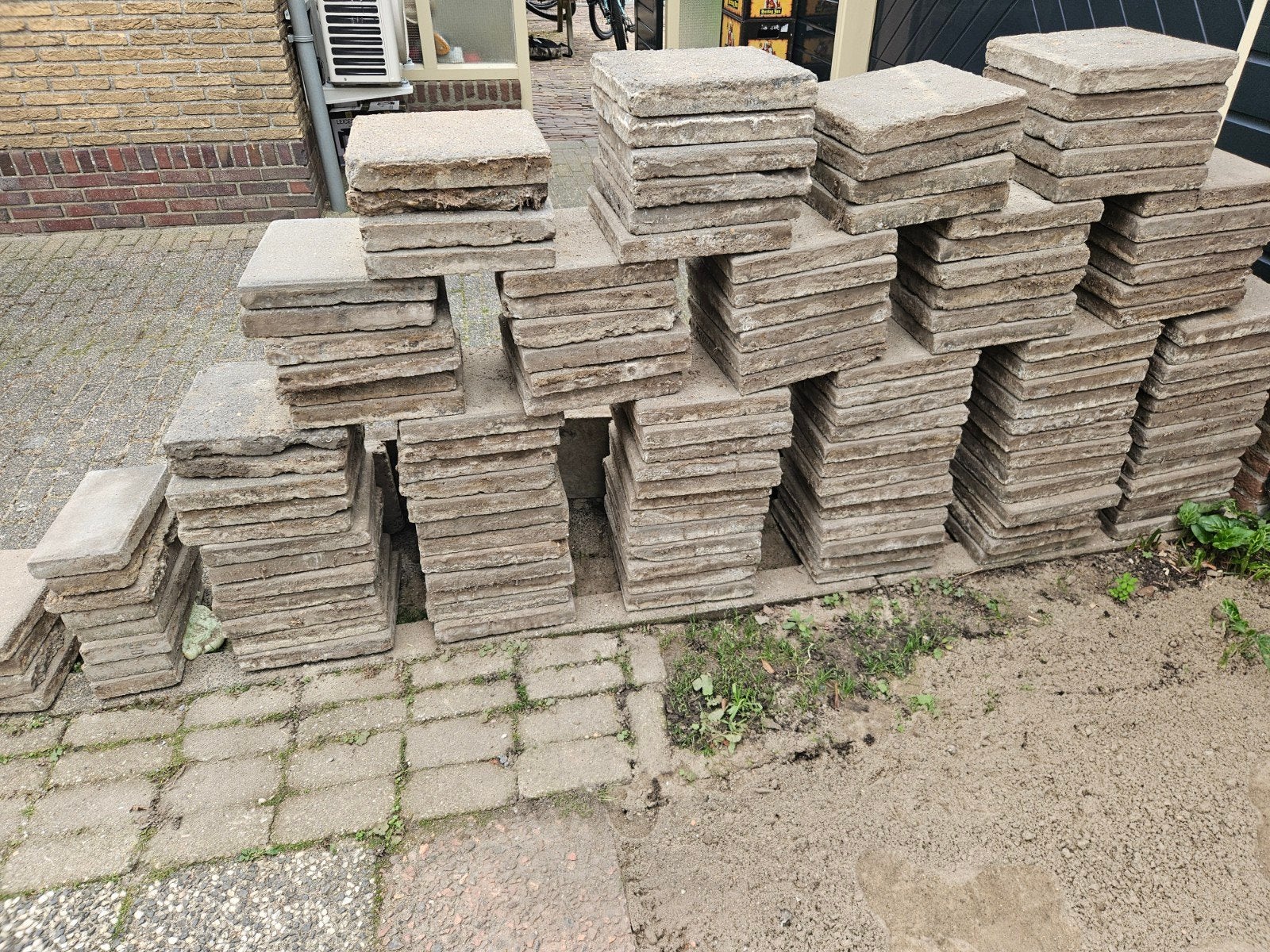 gratis af te halen 30x30 tegels + € 20,-, Tuin en Terras, Ophalen, Gebruikt, 10 m² of meer, Beton