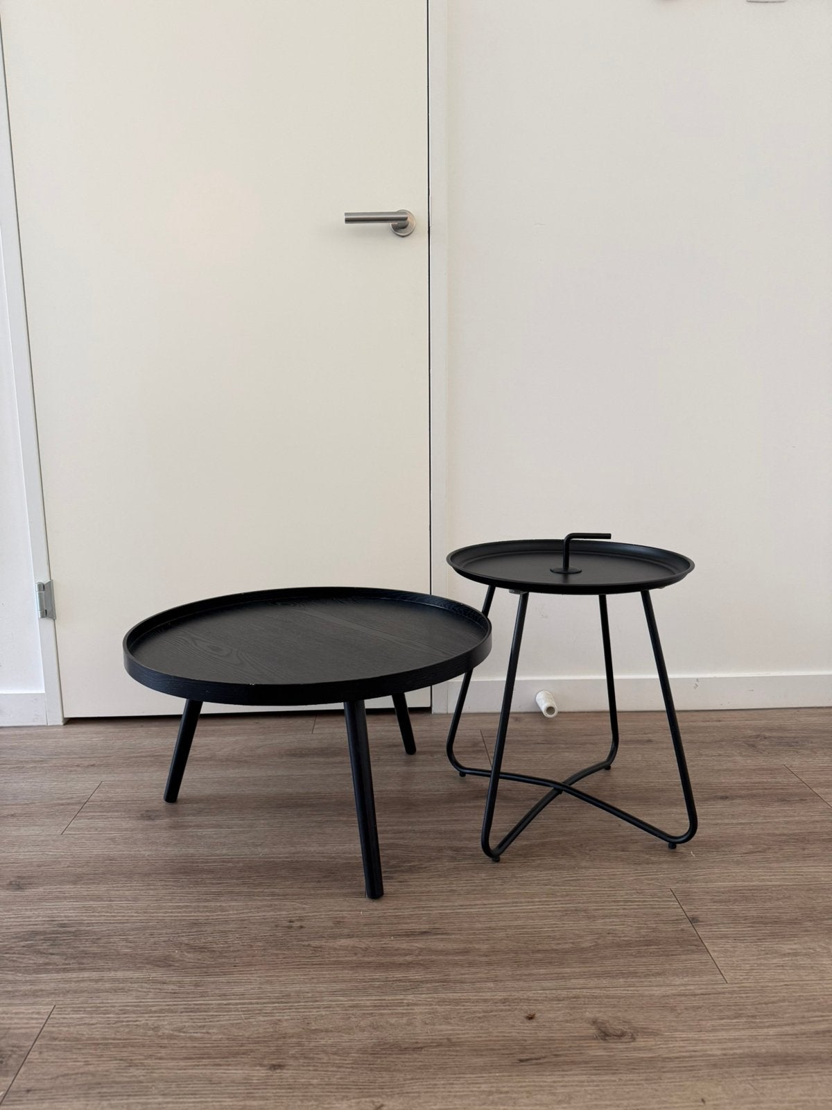 2 zwarte salontafels rond (WOOOD bijzettafel Mesa L), Ophalen, Rond, 55 tot 75 cm, Zo goed als nieuw