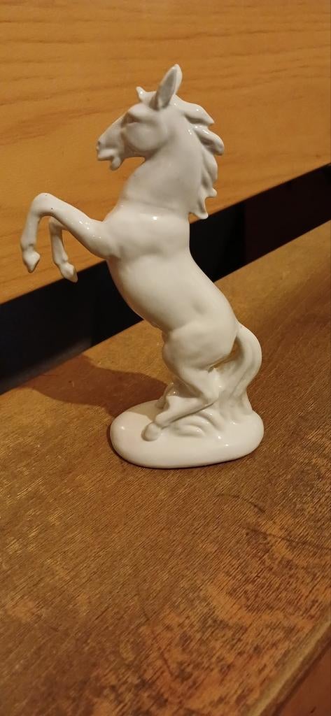 Wit porseleinen paardje, steigerend € 25,00, Ophalen, Zo goed als nieuw, Paard, Beeldje of Figuurtje