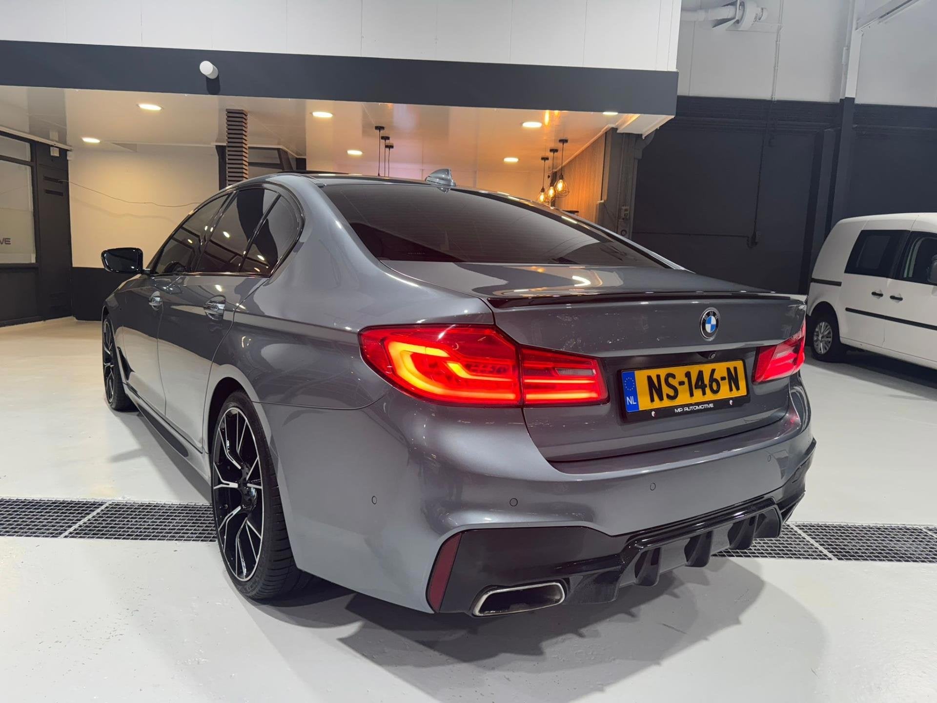 BMW 5-serie 540i High Exe|M-Sport|Softclose|Pano|360 °|Memo, Auto's, BMW, Automaat, Gebruikt, Euro 6, 2000 kg