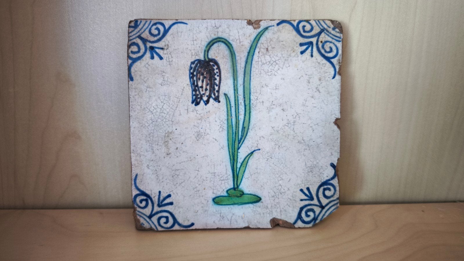 Zeldzame 17e-eeuwse Polychrome Wandtegel – Kievitsbloem, Ophalen of Verzenden
