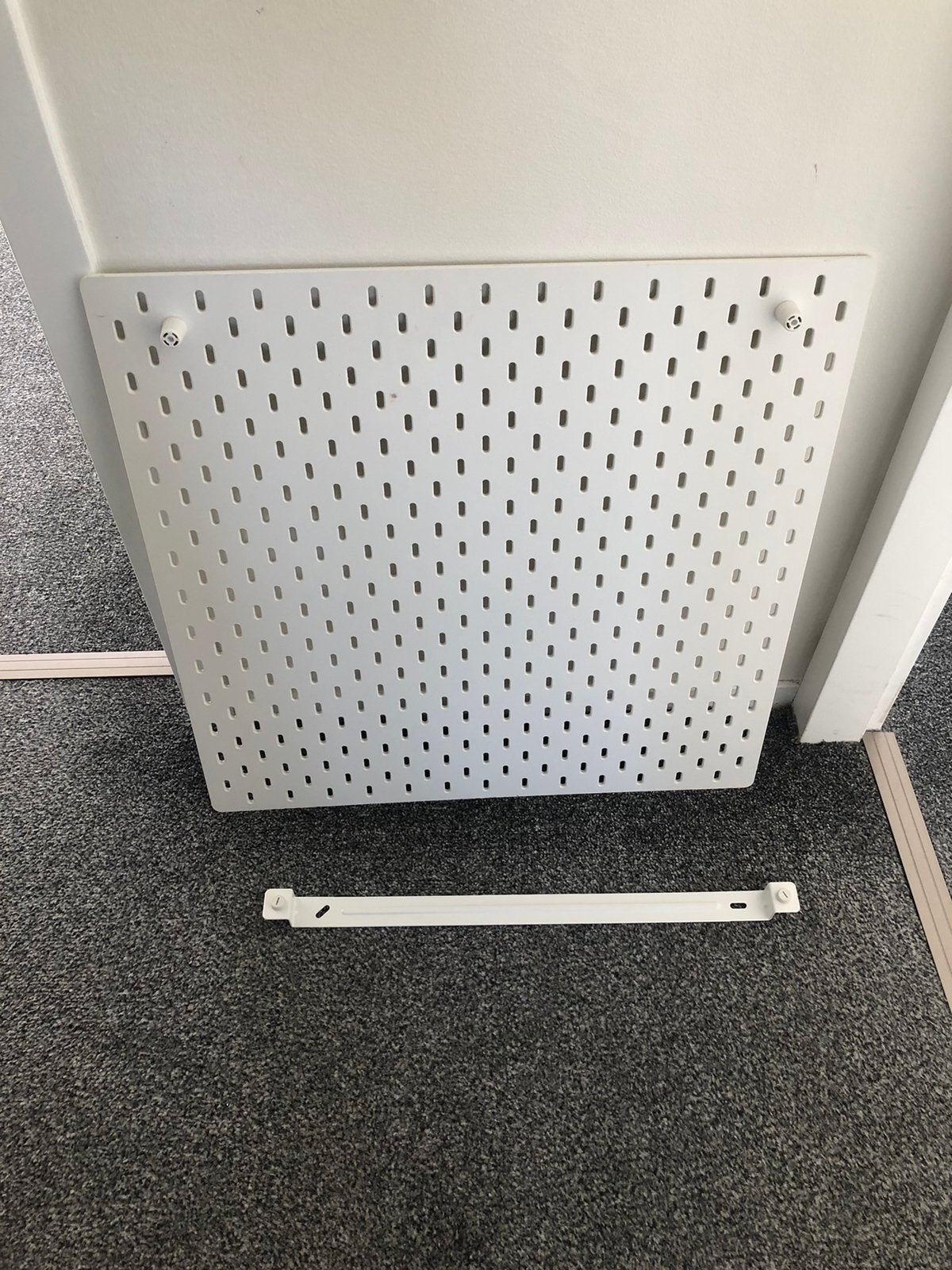 IKEA SKÅDIS Ophangbord wit (56x56 cm) – Zo goed als nieuw!, Huis en Inrichting, Ophalen, Zo goed als nieuw, Overige typen