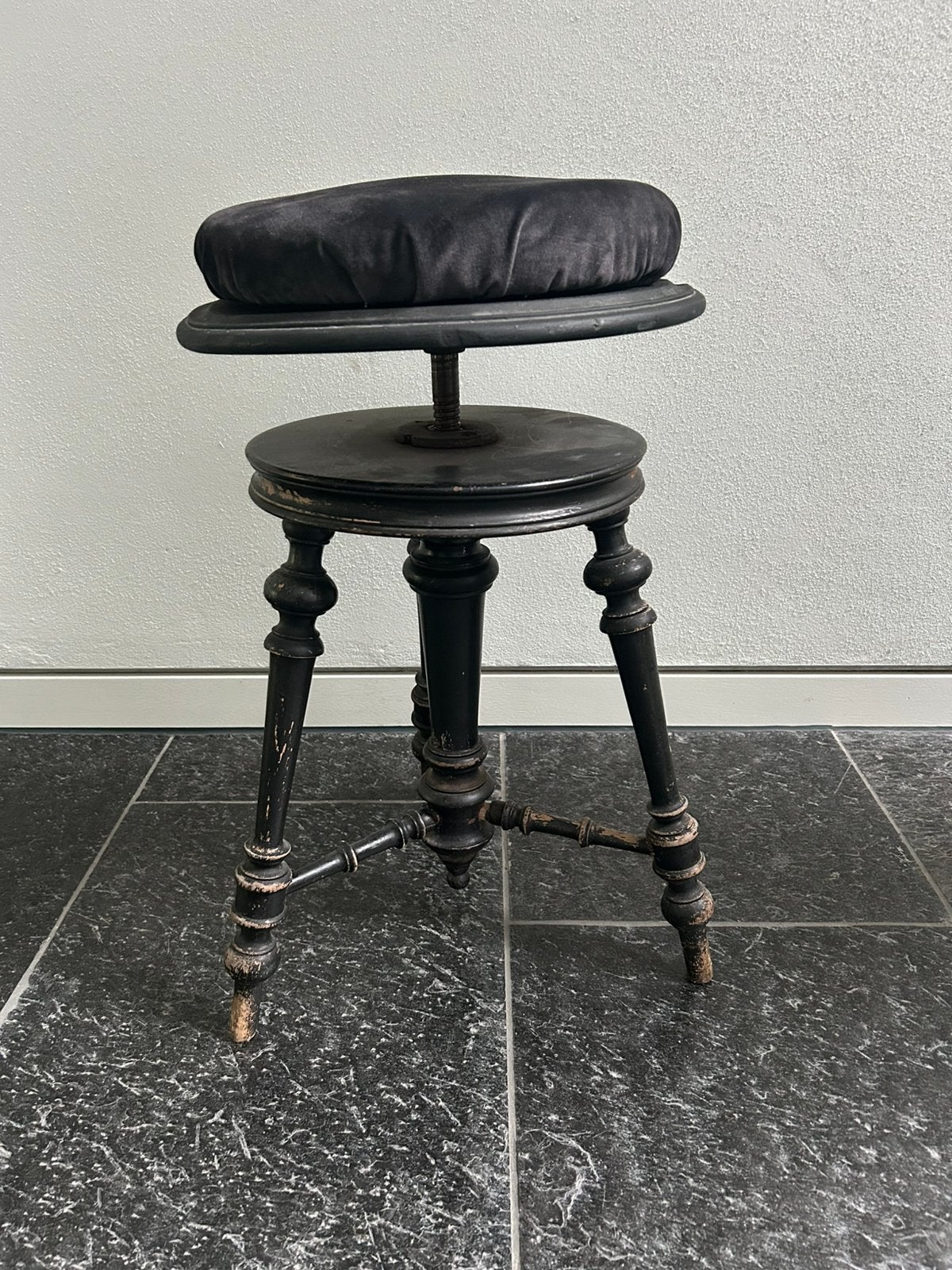 Antieke pianokruk van massief hout met fluwelen bekleding, Ophalen, In hoogte verstelbaar, Gebruikt, Hout