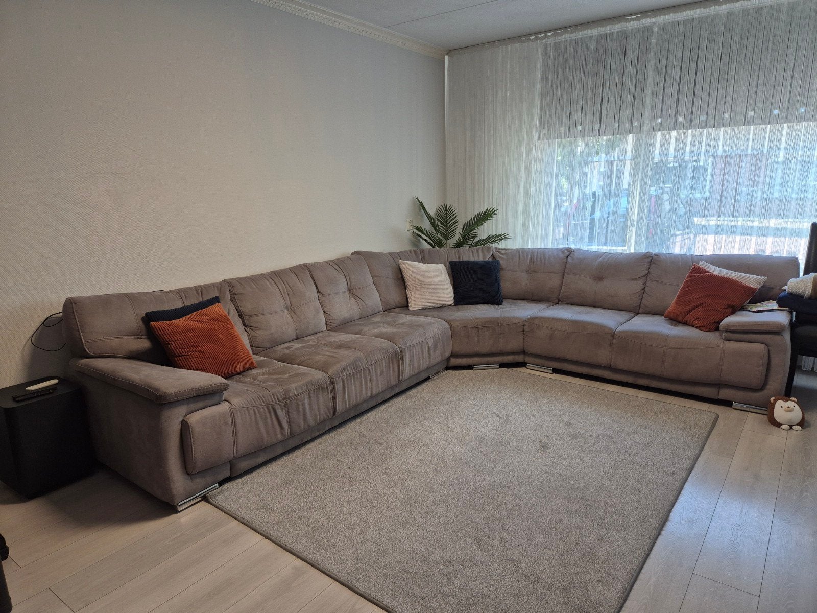 Ruime hoekbank in taupe/grijskleur, zo goed als nieuw, Ophalen, Modern en comfortabel, 100 tot 125 cm, Hoekbank