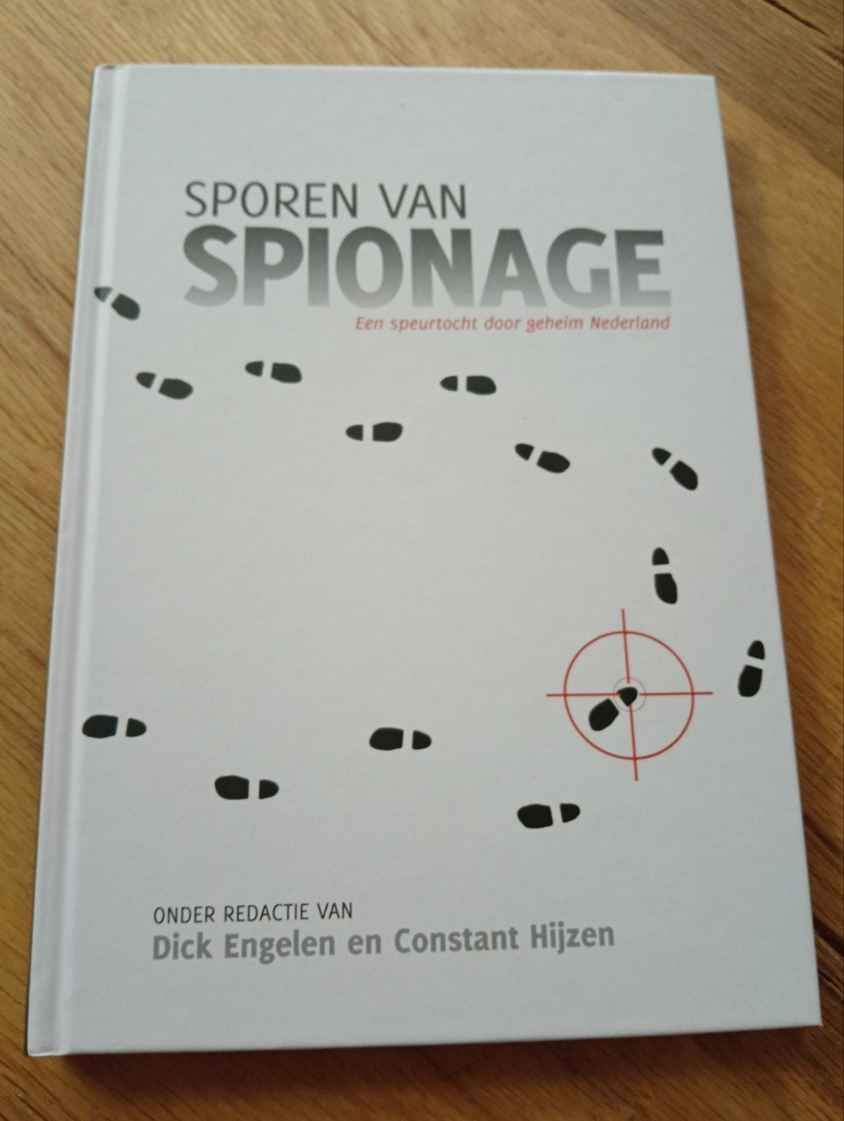 Sporen van Spionage: Een speurtocht door geheim Nederland, Boeken, Ophalen of Verzenden, Zo goed als nieuw, Dick Engelen en Constant Hijzen (redactie)