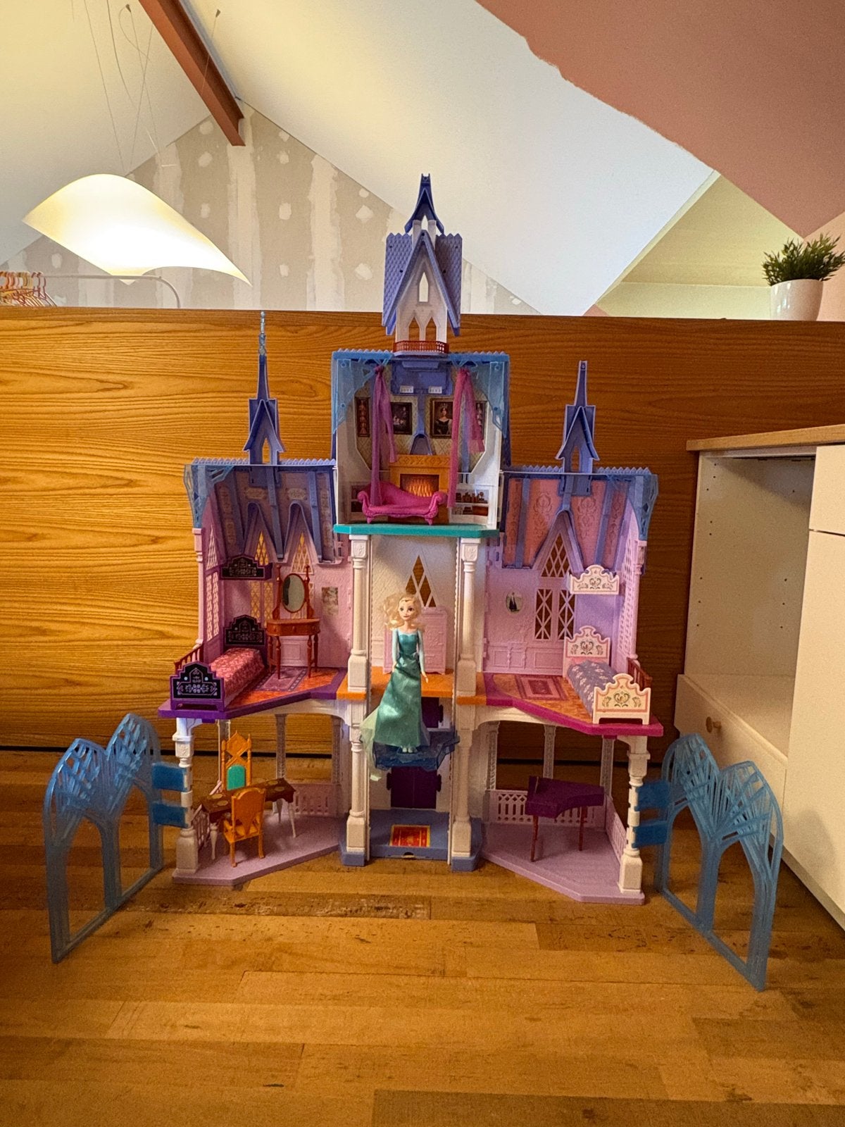 Disney Frozen Kasteel Poppenhuis met Elsa Pop, Ophalen of Verzenden, Zo goed als nieuw, Poppenhuis