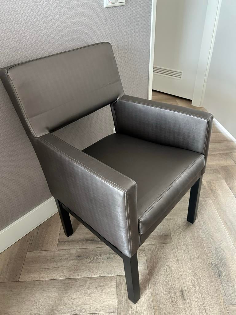 Moderne bruin glans fauteuil met armleuningen, Ophalen, Zo goed als nieuw, 50 tot 75 cm, Leer