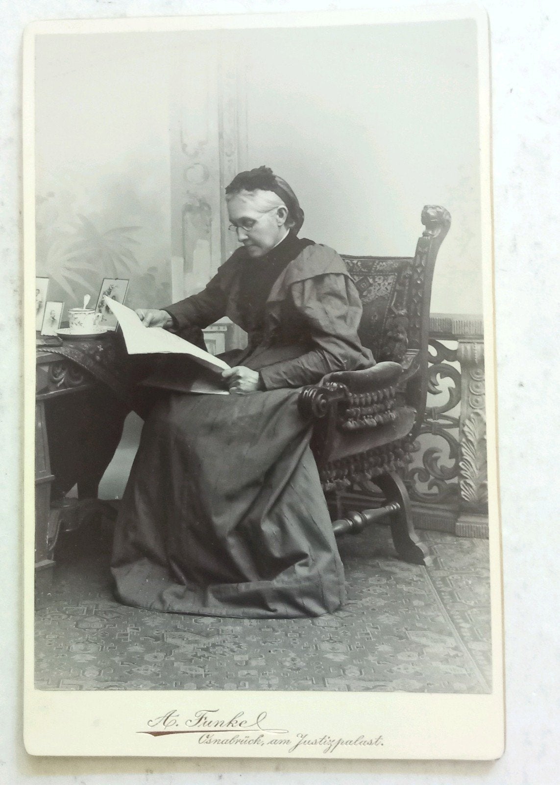Antieke Foto: Vrouw leest brief, Atelier G. Funke Osnabrück, Gebruikt, Foto, Ophalen of Verzenden, Voor 1940