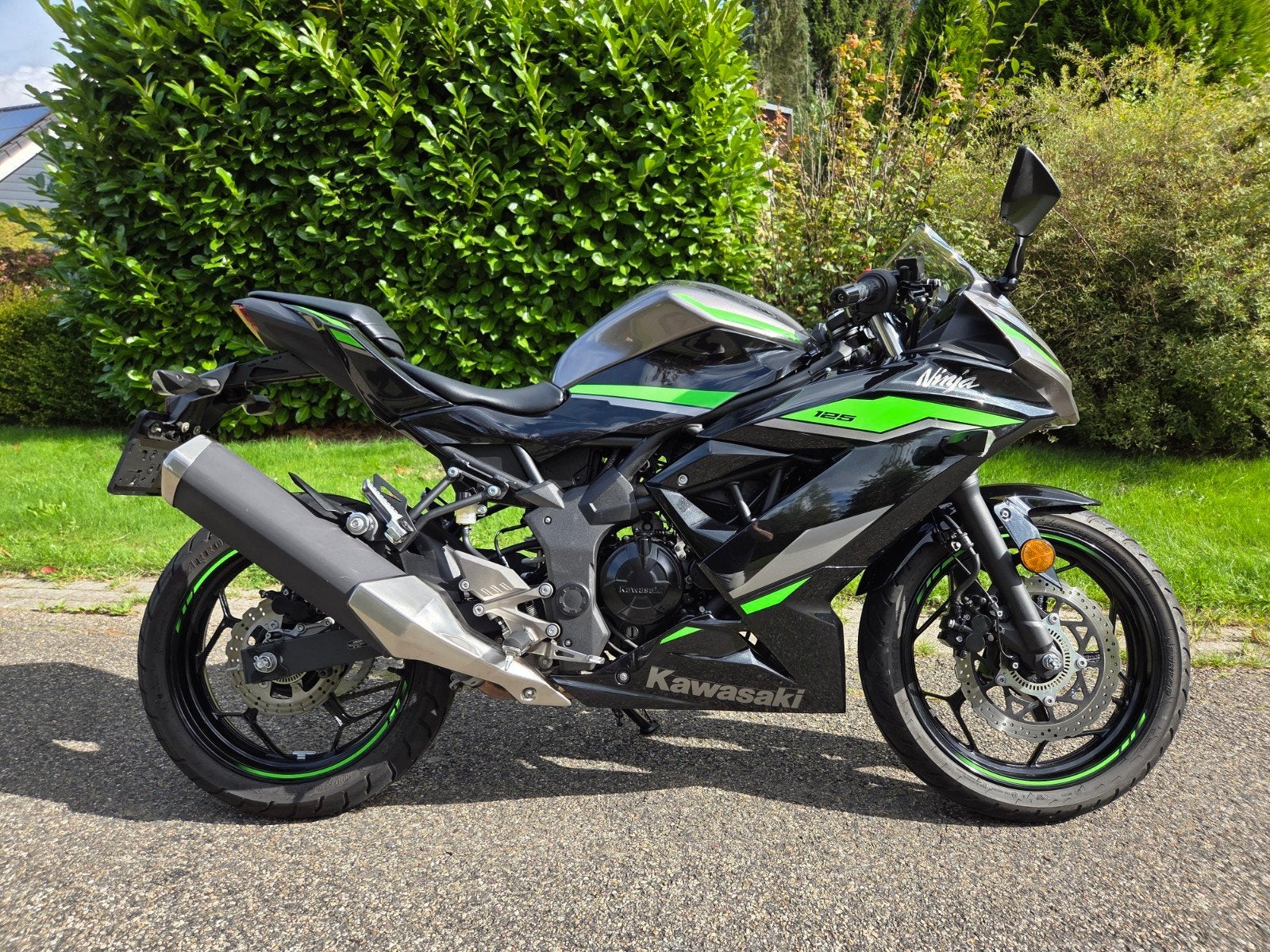Kawasaki Ninja 125 ABS Graphite Grey (2024) – 8.953 km, Motoren, Occasion, 125 cc, 11 kW of minder, ABS