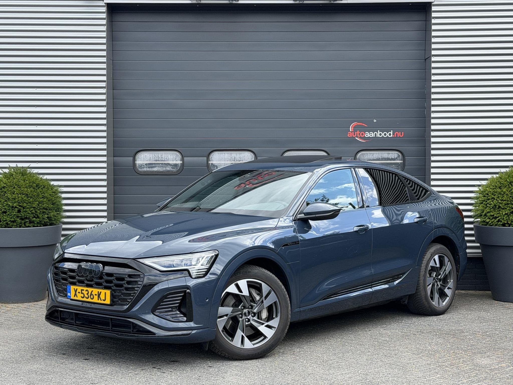 Audi Q8 Sportback e-tron 55 quattro S Edition Competition 11, Auto's, Automaat, 131 €/maand, Zwart, Blauw