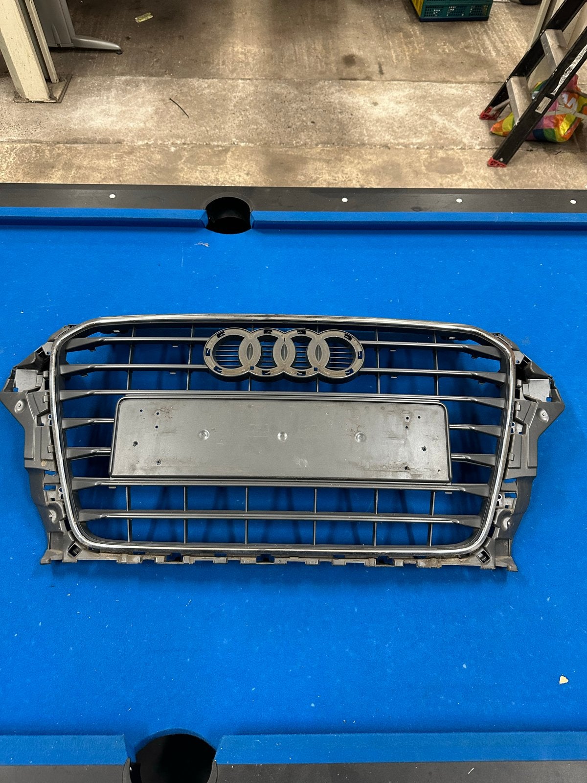 Audi A3 8V Originele Grille met Zilveren Logo, Gebruikt, Voor, Bumper, Audi
