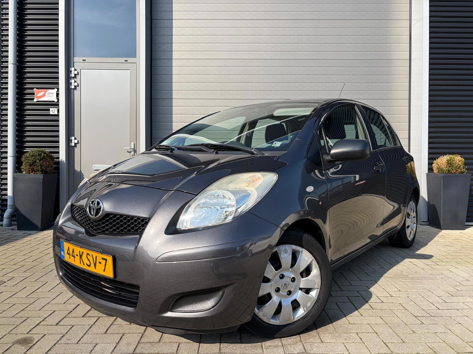 Toyota Yaris 1.3 VVTi Comfort/150.000 NAP/Airco/Nette auto/, Voorwielaandrijving, Gebruikt, Zwart, 4 cilinders