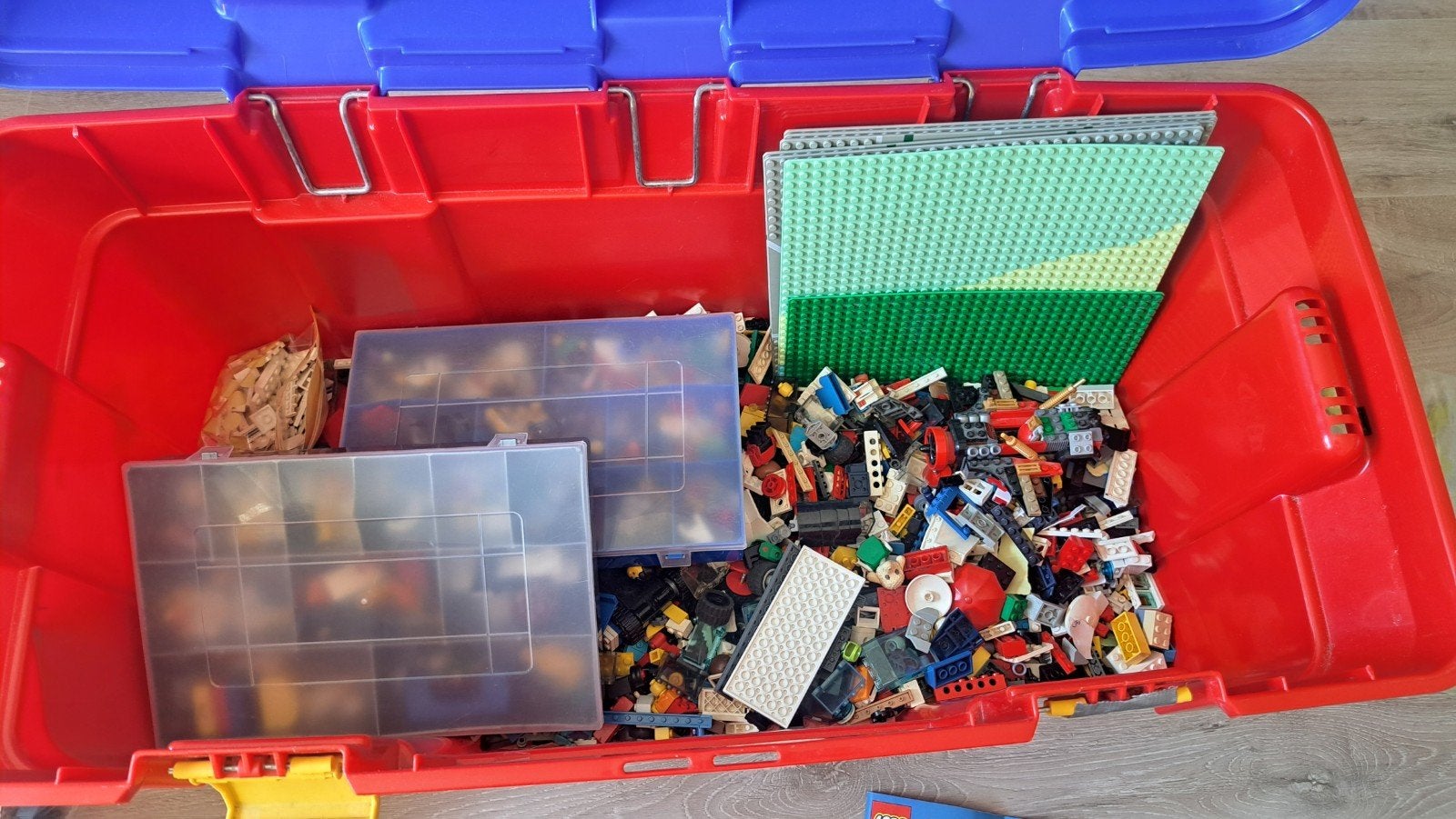 Grote bak LEGO met wegplaten, voetbalveld en piratenschip, Ophalen of Verzenden
