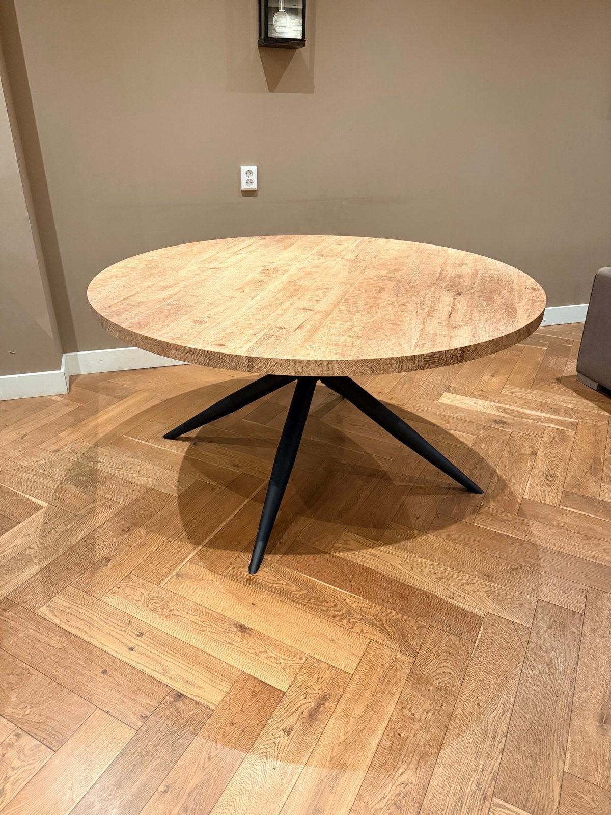 Ronde eettafel van eikenhout met metalen poten, Ophalen, 100 tot 150 cm, Zo goed als nieuw, Vier personen