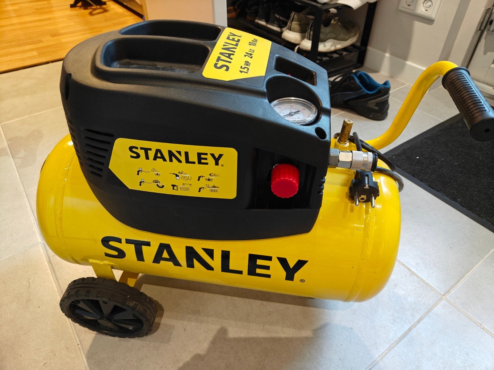 Stanley Compressor 1.5 HP 24L - haalt niet meer dan 5 bar, Gebruikt, Ophalen of Verzenden, 200 tot 400 liter/min, Minder dan 25 liter