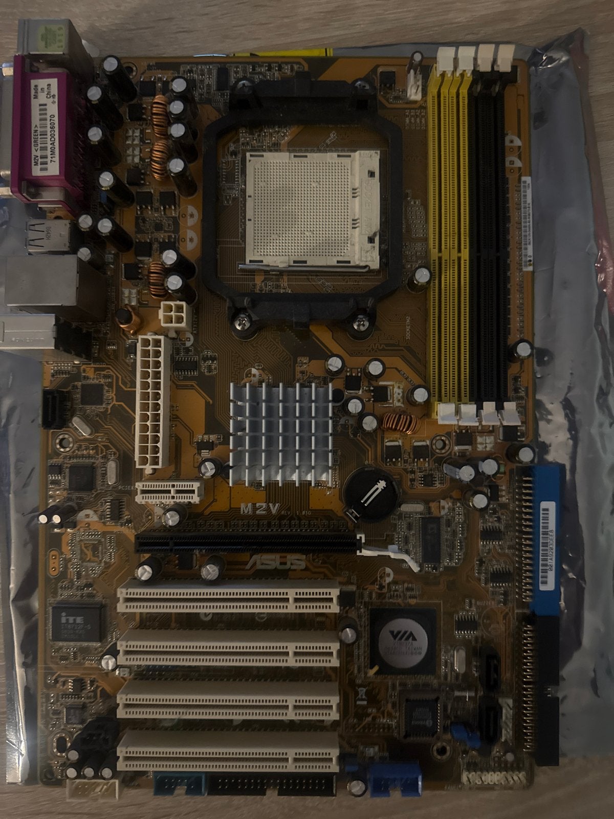 ASUS M2V Moederbord - Socket AM2, DDR2 Geheugen, Ophalen of Verzenden, Gebruikt, AMD, DDR2