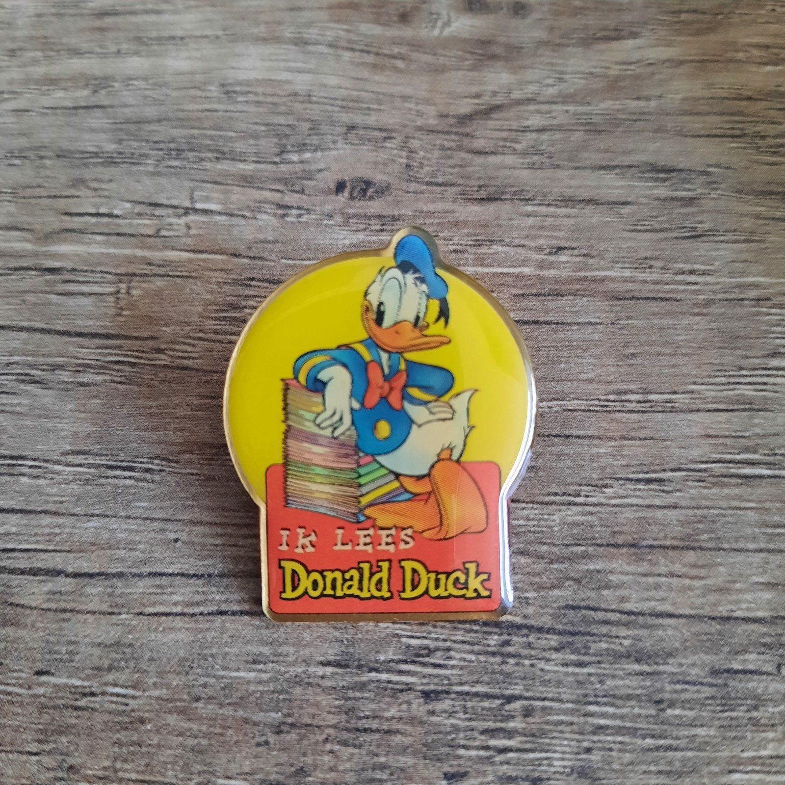 Pin broche button "Ik lees Donald Duck" Walt Disney, Ophalen of Verzenden, Donald Duck, Nieuw, Overige typen