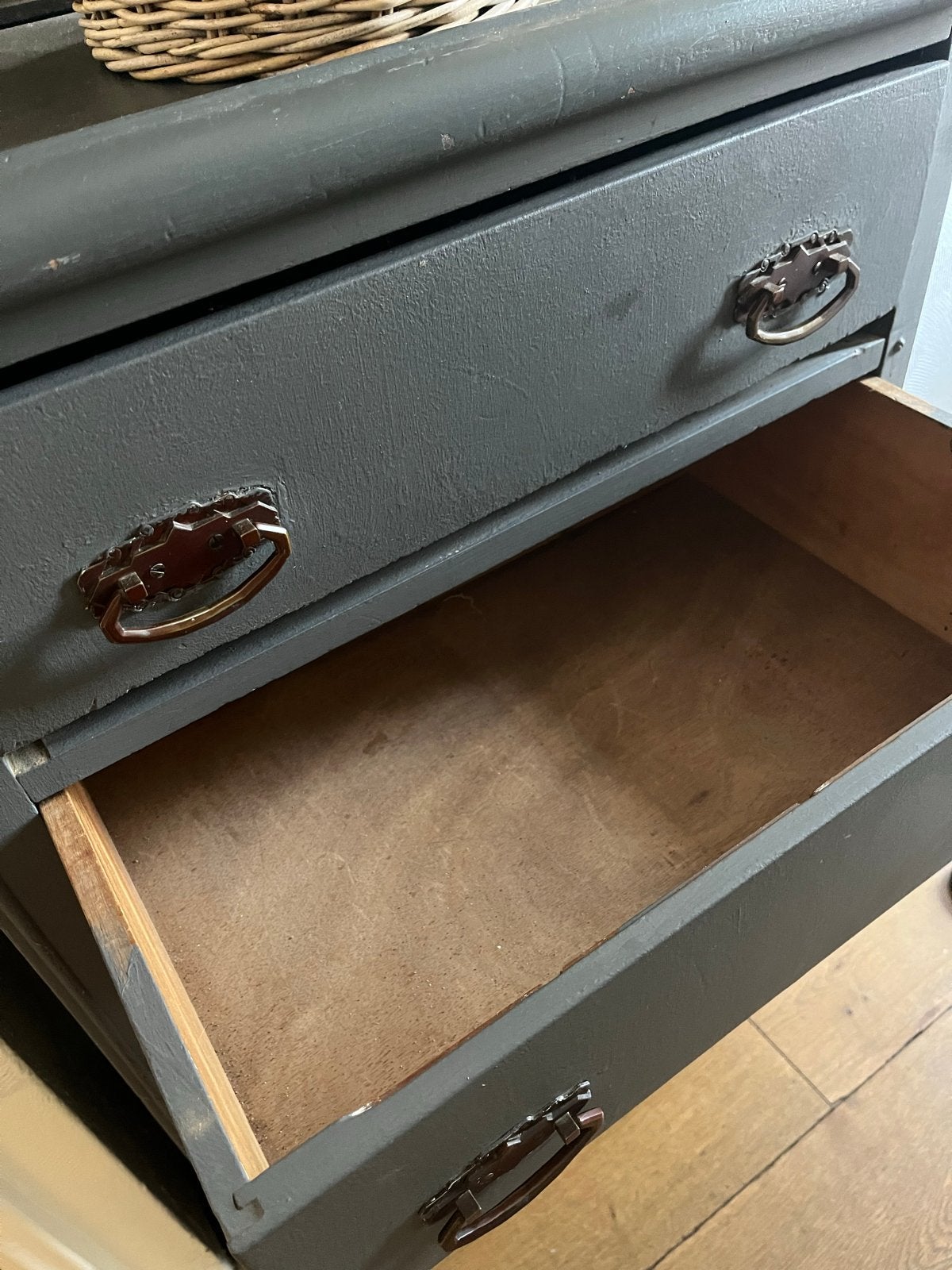 Vintage ladekast in donkergrijs met bronzen handgrepen, Ophalen
