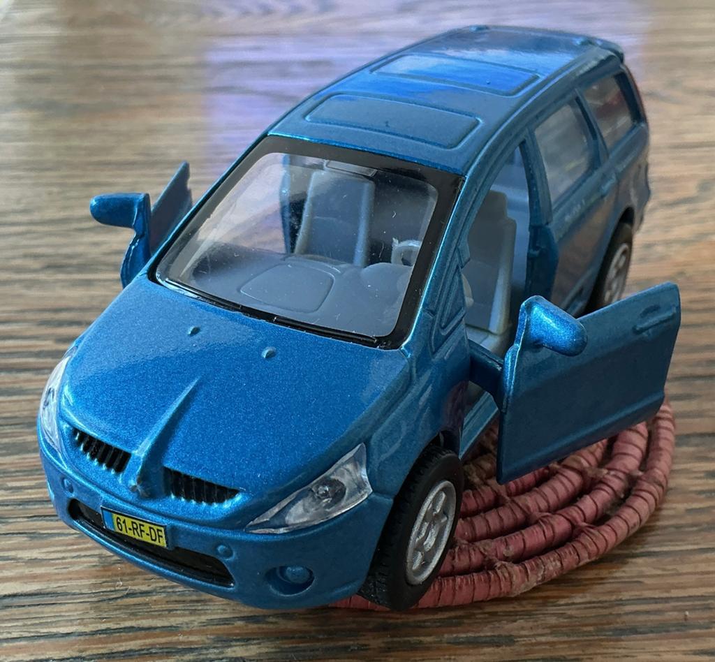 Mitsubishi Grandis auto + trekhaak 14cm zgan, Ophalen, Zo goed als nieuw, Auto