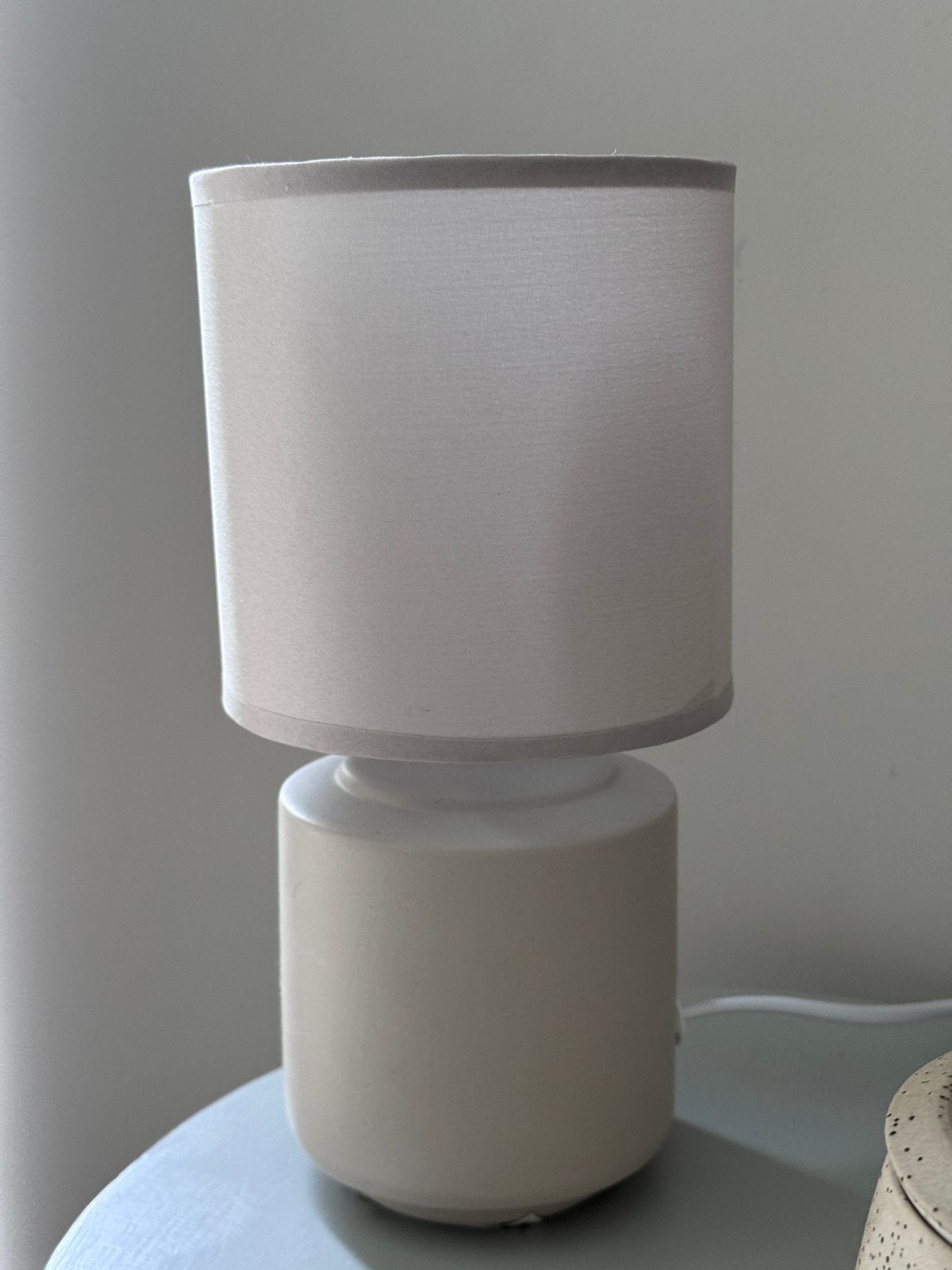Lichtgrijze / beige tafellamp 2 stuks, Beige, Ophalen of Verzenden, Zo goed als nieuw