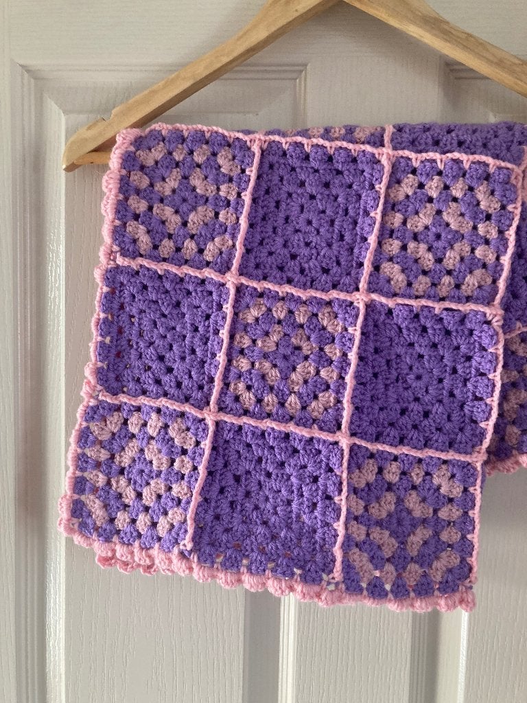 Babydeken gehaakt lila/paars/roze, Kinderen en Baby's, Dekens, Slaapzakjes en Inbakerproducten, Ophalen of Verzenden, Nieuw, Minder dan 70 cm
