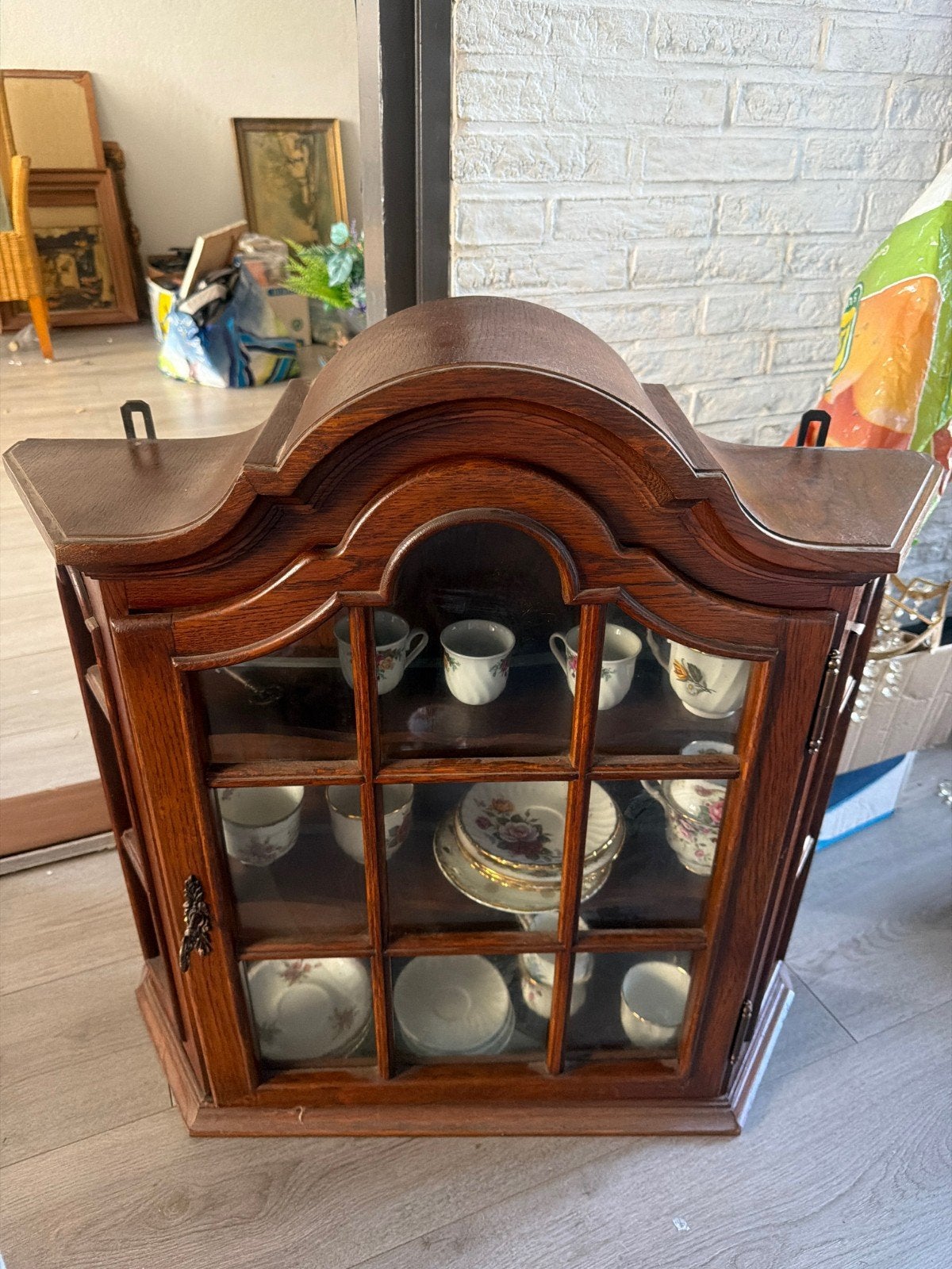 Vintage houten vitrinekastje met Engels porselein, Ophalen of Verzenden