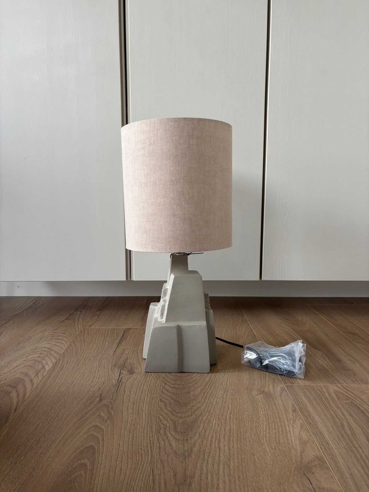 WOOOD Tafellamp met stenen look voet en stoffen kap - Nieuw, Huis en Inrichting, Nieuw, E27 (groot), Met kap, 51 cm