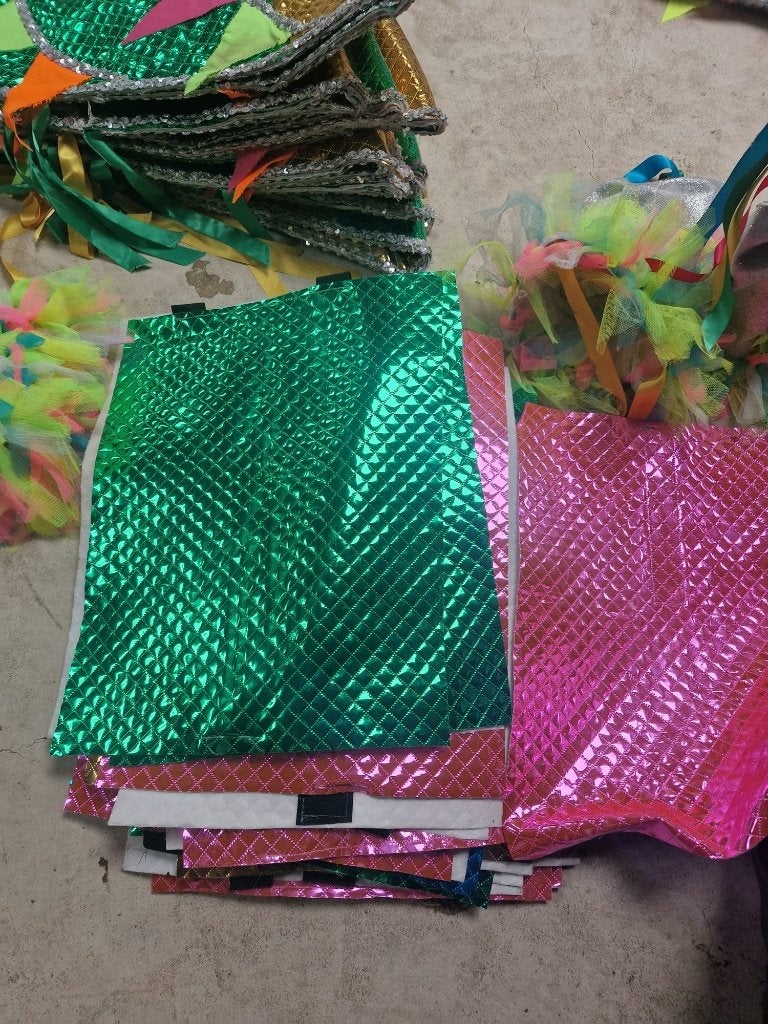 Foto 13 van Carnavalskleding loopgroep optocht/stoet vlaggentjes pakken