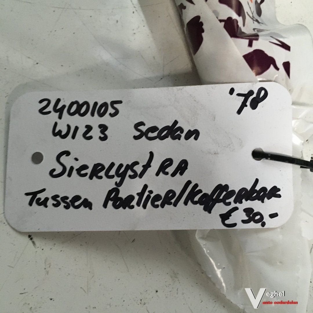 Mercedes W123 sedan 1978  2400105 Sierlijst Rechtsachter tus